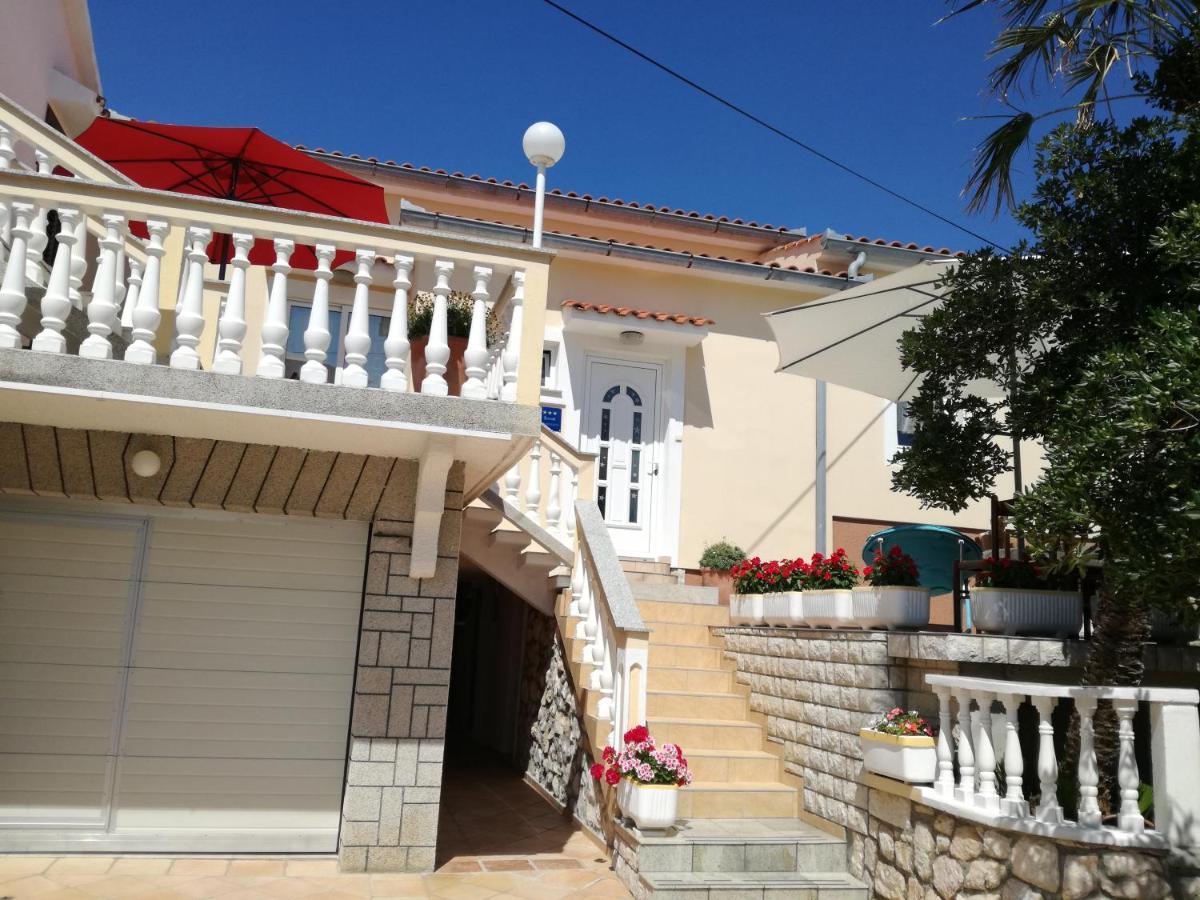 Apartman Larisa Kampor Exterior photo
