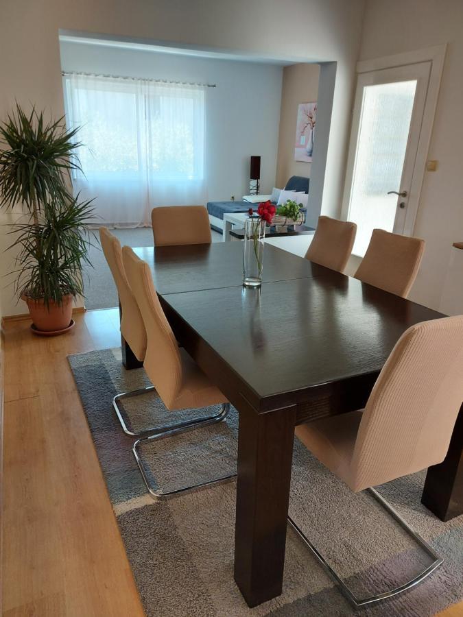 Apartman Larisa Kampor Exterior photo