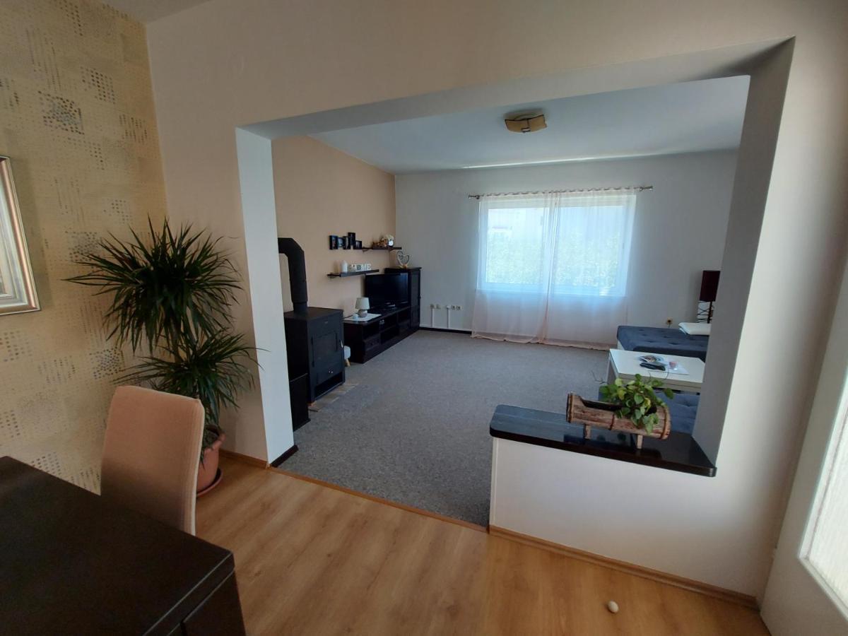 Apartman Larisa Kampor Exterior photo
