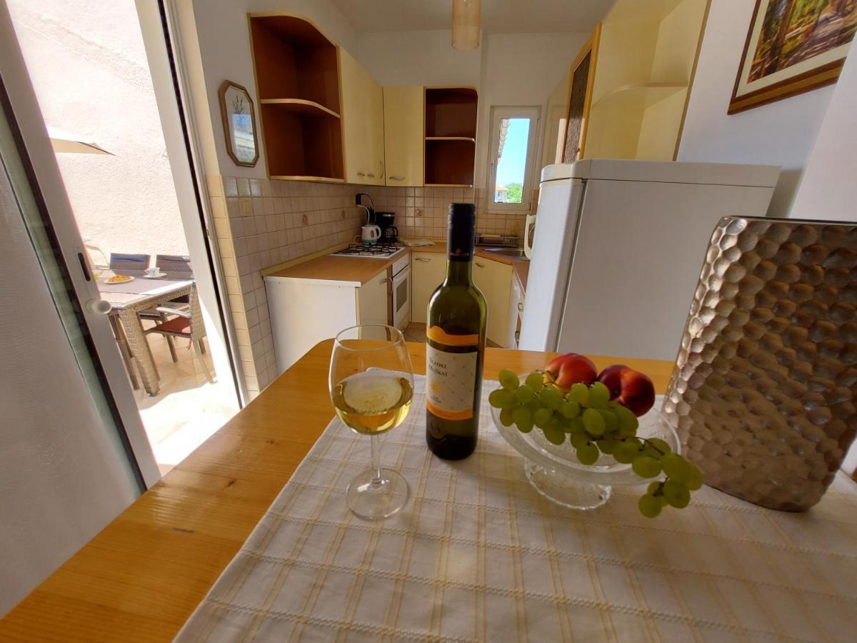 Apartman Larisa Kampor Exterior photo