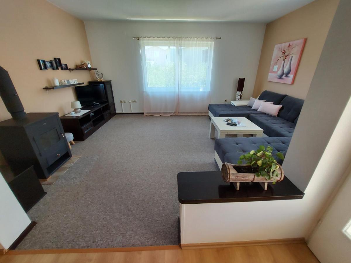Apartman Larisa Kampor Exterior photo