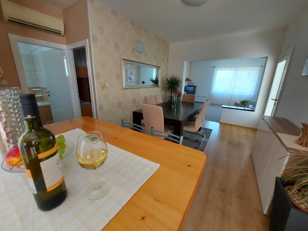 Apartman Larisa Kampor Exterior photo