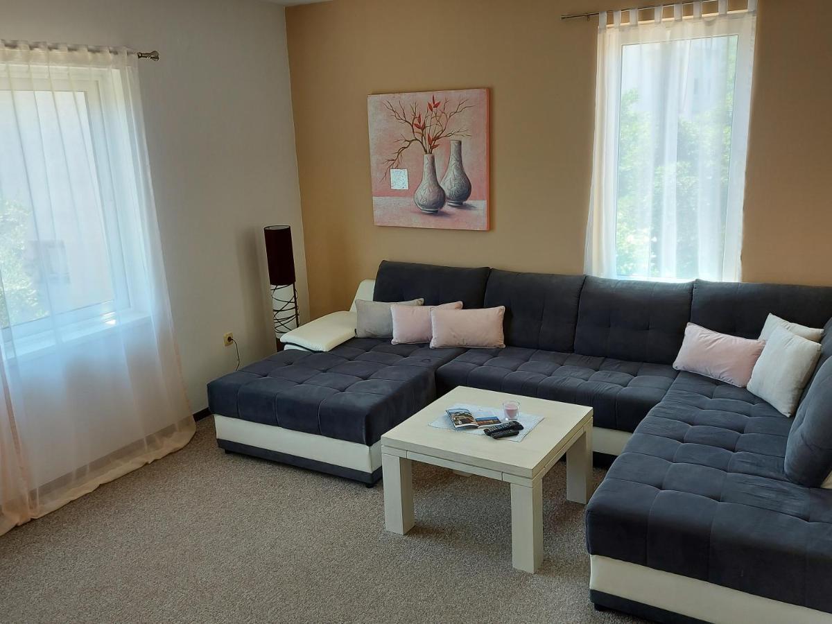 Apartman Larisa Kampor Exterior photo