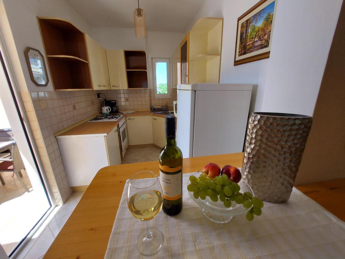 Apartman Larisa Kampor Exterior photo