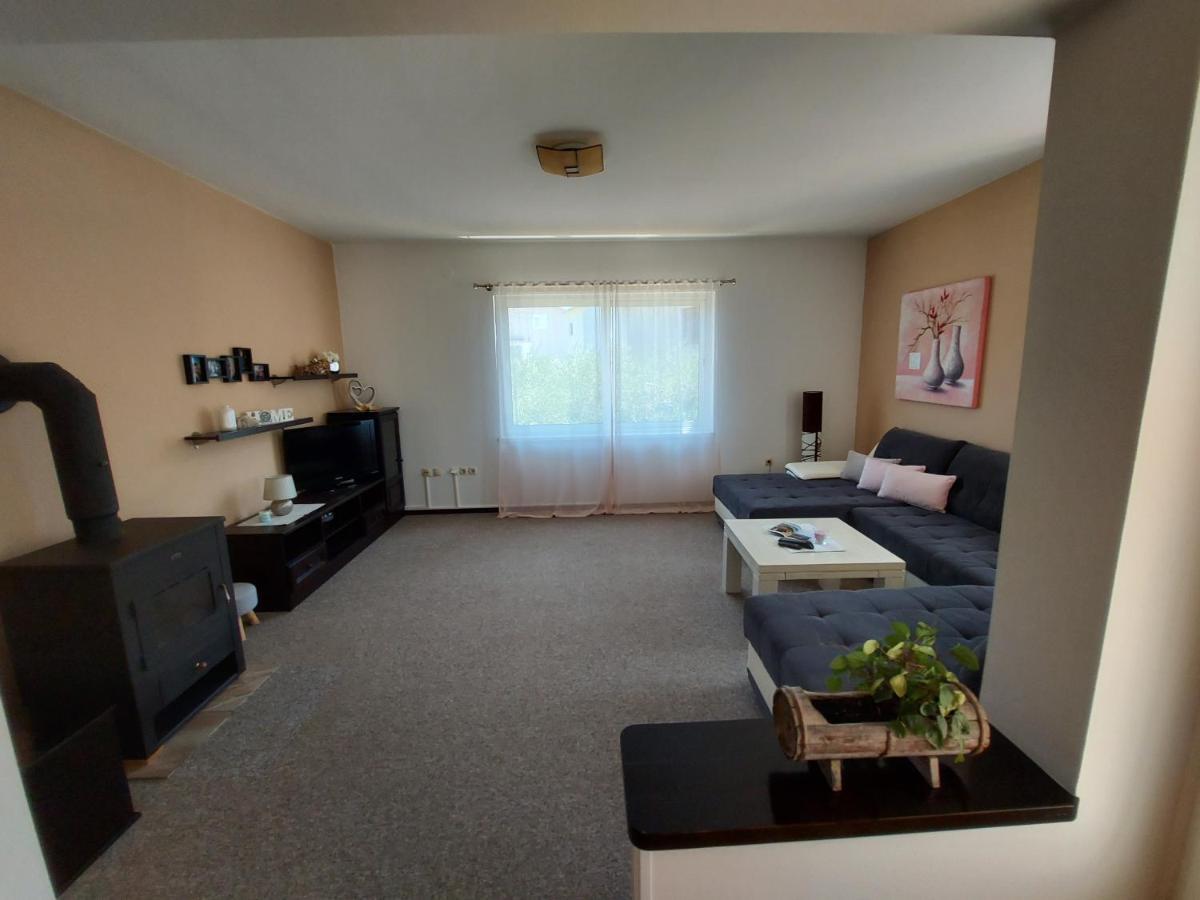 Apartman Larisa Kampor Exterior photo