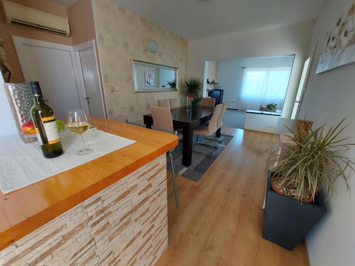 Apartman Larisa Kampor Exterior photo