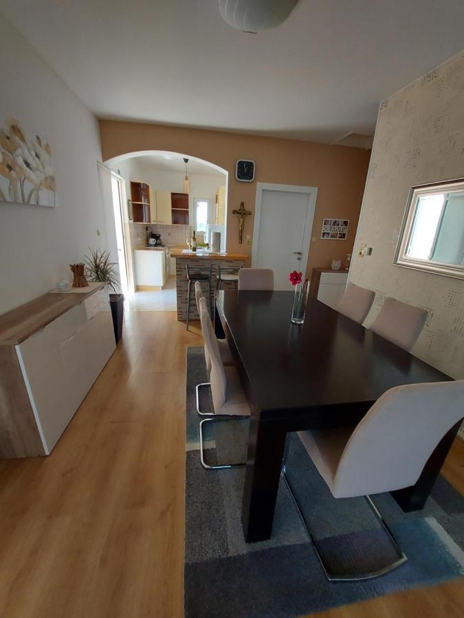 Apartman Larisa Kampor Exterior photo