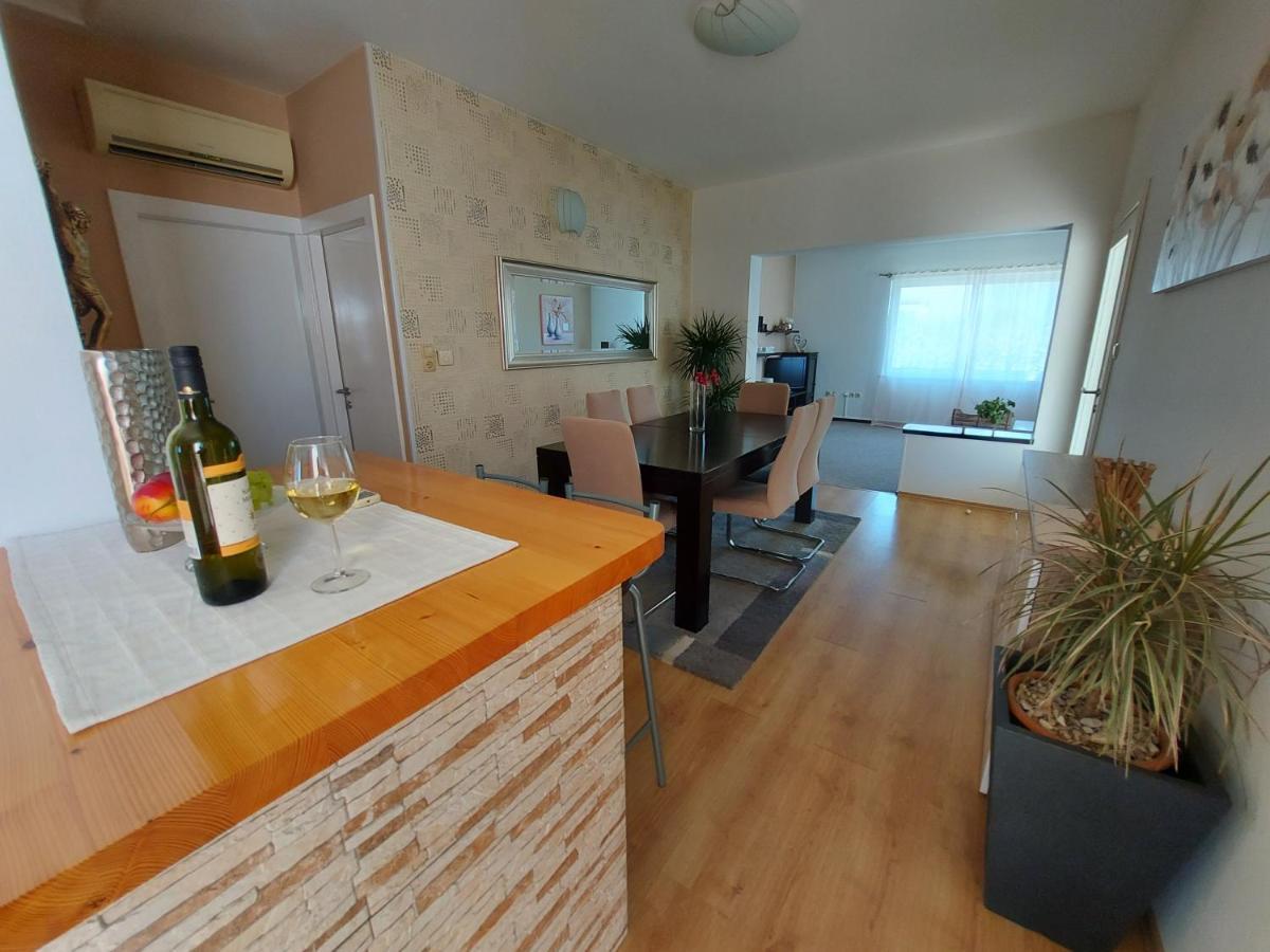 Apartman Larisa Kampor Exterior photo