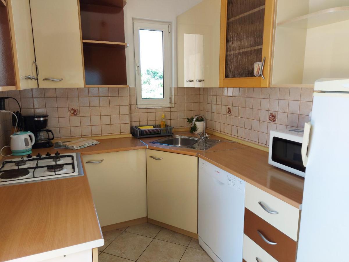 Apartman Larisa Kampor Exterior photo
