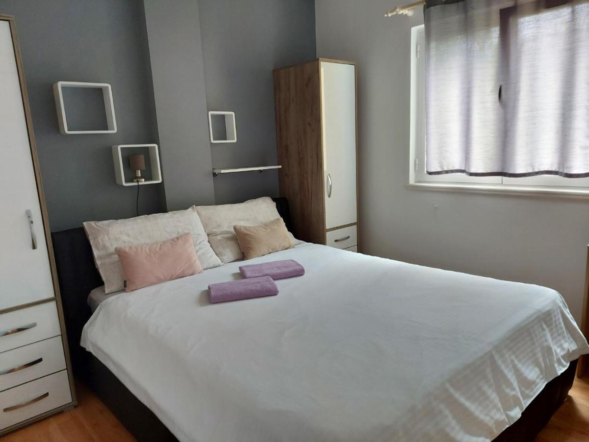 Apartman Larisa Kampor Exterior photo