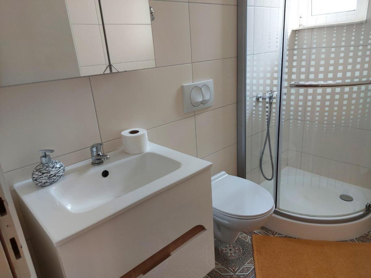 Apartman Larisa Kampor Exterior photo