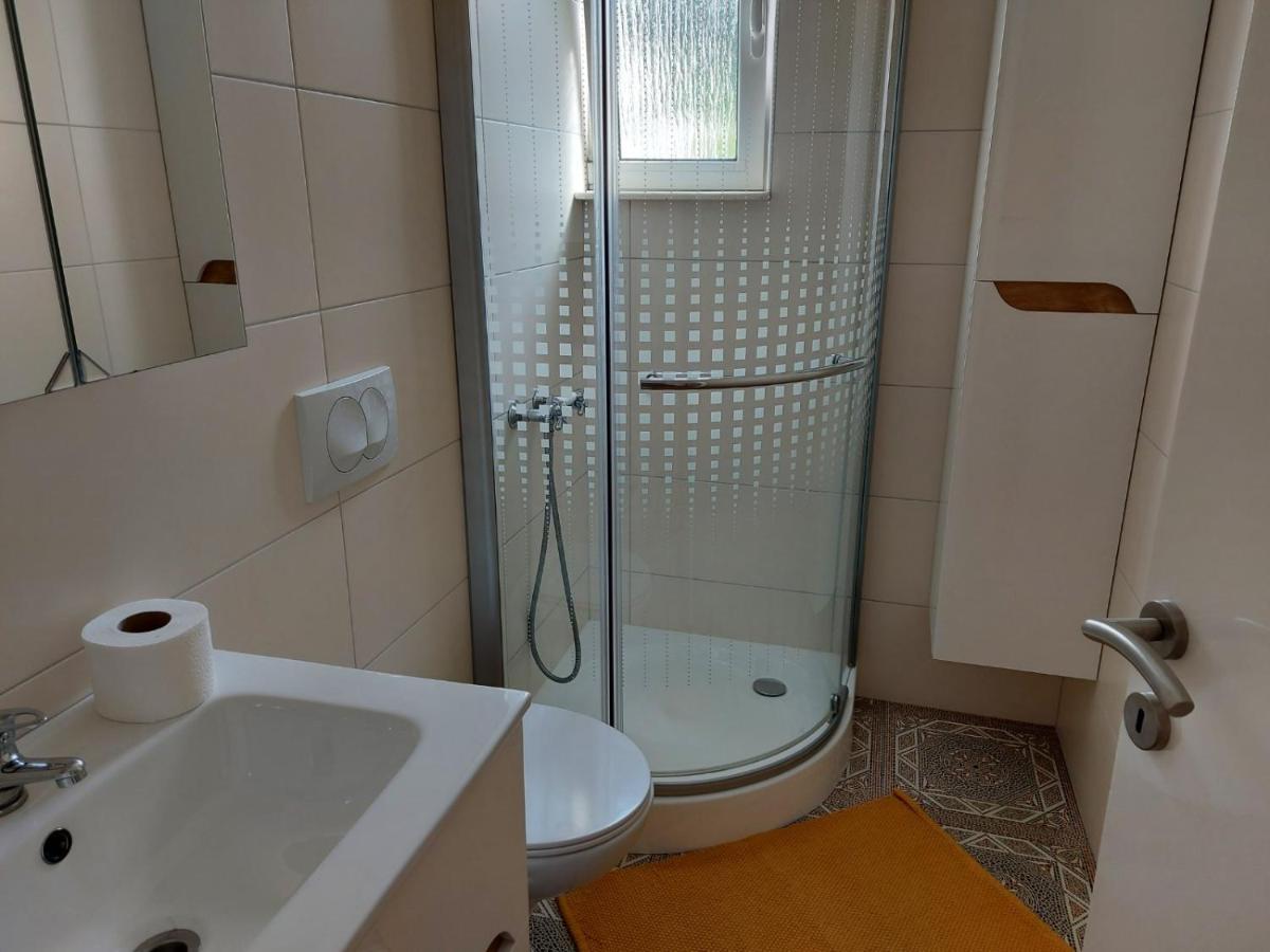 Apartman Larisa Kampor Exterior photo
