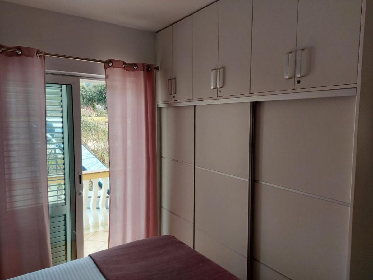 Apartman Larisa Kampor Exterior photo